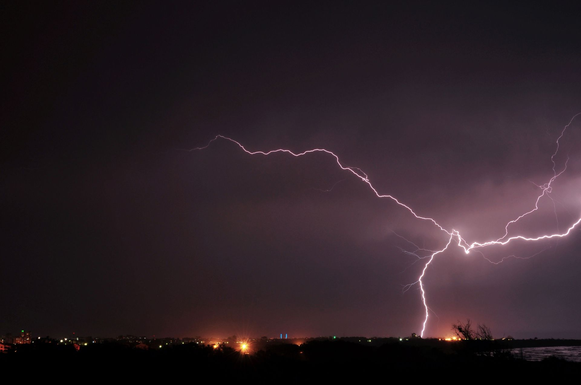 Ein Blitz am Himmel